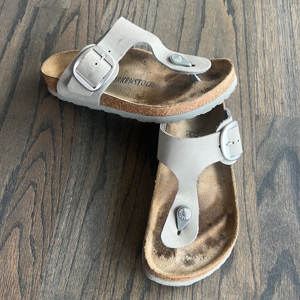 BIRKENSTOCK GIZEH BIG BUCKLE SANDEL